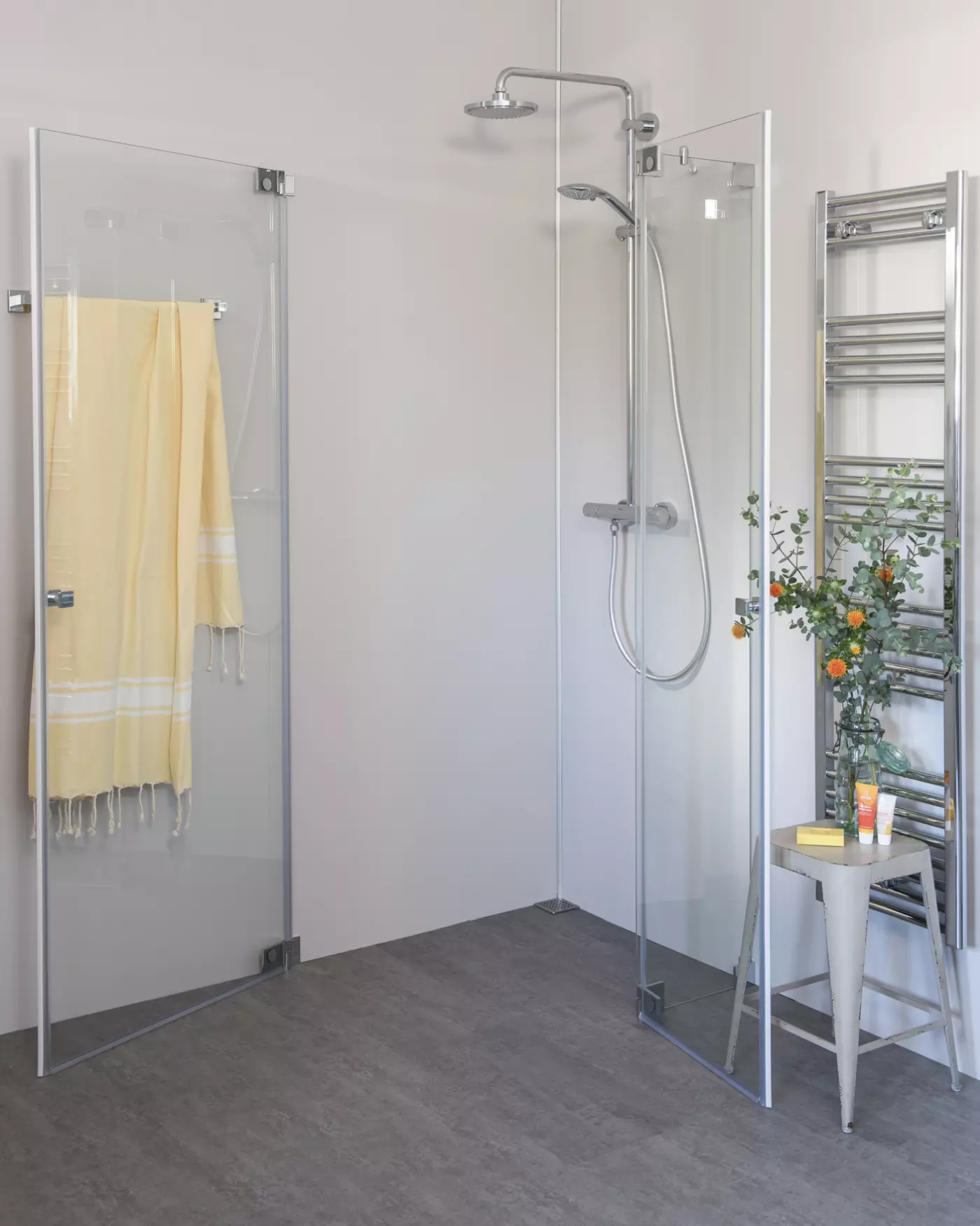 Eck Duschkabine mit Pendeltür an Wand und Pendeltür an Festteil, Sondermaße
