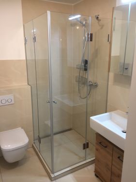 Dusche nach Maß mit Ausklinkung