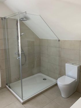 Dusche nach Maß mit Schrägschnitt