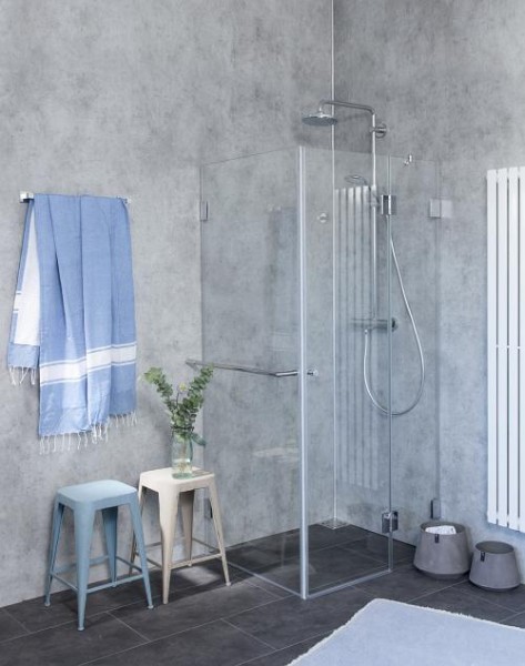 Eckdusche mit Festwand und Tür an Festteil