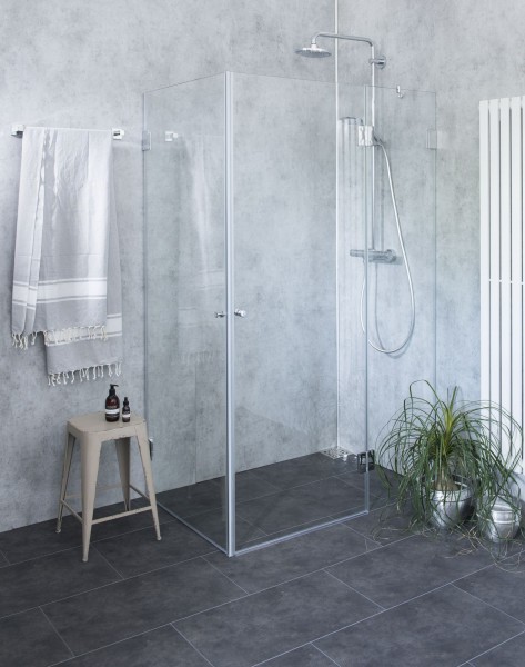 Große Eckdusche mit Innentür und Tür an Festteil