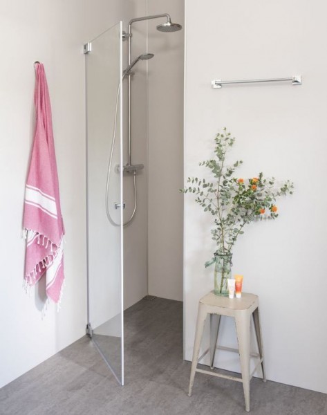 Nischendusche mit Pendeltür an Wand nach Maß