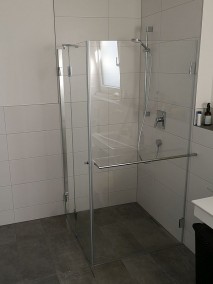 Eckdusche A2S aus Glas mit Handtuchstange bodengleich  in weiß gefliestem Badezimmer