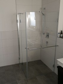 Eckdusche A2S aus Glas mit Handtuchstange bodengleich  in weiß gefliestem Badezimmer