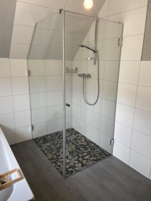 Maßdusche mit Schrägschnitt M1S aus Glas  auf Boden aus Mosaikfliesen