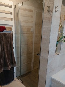 Nischentür Dusche G2N aus Glas bodengleich in beige gefliestem Badezimmer